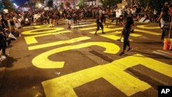 Vashingtonda Oq uyga olib boradigan ko'chaga "Politsiyaga mablag' ajratmang" deb yozib qo'yildi 