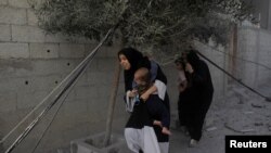 Palestinci evakuiraju mjesto izraelskih napada na kuće u izbjegličkom kampu Maghazi