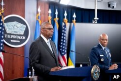 Sekretar odbrane SAD Lojd Ostin i predsedavajući Združenim generalštabom general Čarls Kju Braun mlađi govore tokom brifinga za novinare u Pentagonu, 20. maja 2024.