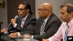 2014年9月26日星期五在紐約，美國司法中心主席約瑟夫·惠廷頓（中）就針對印度總理的訴訟發表聲明後，古爾帕特萬特·潘農（左）律師發表講話。