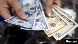 Putra Mahkota Saudi Mohammed bin Salman melakukan salam "kepalan tangan" saat menyambut kedatangan Presiden AS Joe Biden di Istana Al Salman, di Jeddah, Arab Saudi, hari Jumat 15 Juli 2022. (Bandar Algaloud/Kerajaan Saudi via Reuters)&nbsp;