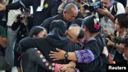 ญาติกอดตัวประกันชาวไทยที่ถูกปล่อยตัว ซึ่งถูกลักพาตัวระหว่างเหตุโจมตีโดยกลุ่มฮามาสเมื่อวันที่ 7 ต.ค. 2023 และถูกควบคุมตัวในฉนวนกาซา ขณะที่ตัวประกันเดินทางถึงไทยหลังจากได้รับการปล่อยตัว ที่สนามบินสุวรรณภูมิ เมื่อ 9 ก.พ. 2025 (REUTERS/Athit Perawongmetha)