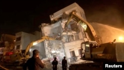 នៅក្នុងរូបថតពីវីដេអូនេះ ក្រុមការងារធ្វើ​ប្រតិបត្តិការ​ជួយ​សង្គ្រោះ​នៅ​កន្លែង​ដែល​អគារ​មួយ​បាន​ដួល​រលំ បន្ទាប់​ពី​ការ​រញ្ជួយ​ដី​នៅ Hualien ប្រទេស​តៃវ៉ាន់ នៅ​ថ្ងៃ​ទី ៣ ខែ​មេសា ឆ្នាំ ២០២៤។ (SET TV/Handout via REUTERS)