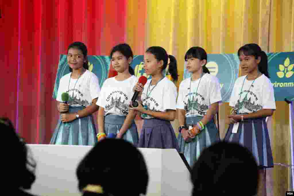 កុមារី​ខ្មែរ​ លន ដារ៉ាស៊ូចេង ១២ ឆ្នាំ ប្រធាន​ក្រុម​ Cambodia Identity Product ​​និង​សមាជិ​ក្រុម​ផ្សេង​ទៀត ធ្វើ​ការ​បង្ហាញ​ pitch រយៈ​ពេល​៤​នាទី ដល់​ក្រុម​ចៅក្រម​​អំពី​កម្មវិធី​ទូរស័ព្ទ​ដែល​ពួក​គេ​បាន​បង្កើត​ នៅ​ឯ​ការ​ប្រកួត​ផ្តាច់​ព្រ័ត្រ​ Technovation Challenge World Pitch Summit នៅ​ទី​ស្នាក់ការ​កណ្តាល​ក្រុមហ៊ុន Google នៅ​ក្រុង Mountain View រដ្ឋ​កាលីហ្វរញ៉ា សហរដ្ឋ​អាមេរិក កណ្តាល​តំបន់​បច្ចេកវិទ្យា Silicon Valley កាល​ពី​ថ្ងៃ​ពុធ ​ទី​០៩ ខែ​សីហា ឆ្នាំ​២០១៧។ (សឹង សុផាត/VOA)