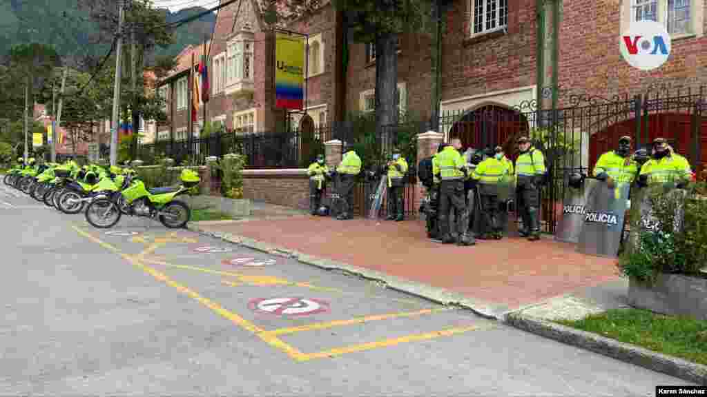 Uniformados de la Policía custodiando calles de Bogotá, cerca a los puntos de encuentro de las protestas. [Foto Karen Sánchez/VOA].