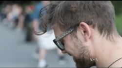 Американці надягнули дерев'яні окуляри від карпатських майстрів. Відео