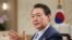 El presidente surcoreano, Yoon Suk-yeol, habla durante una entrevista de Reuters en Seúl el 28 de noviembre de 2022.