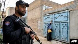 یک منسوب پولیس امنیت یک واکسیناتور پولیو را گرفته است 