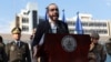 El presidente de El Salvador, Nayib Bukele, acompañado por miembros de las fuerzas armadas, habla con simpatizantes fuera del Congreso en San Salvador, El Salvador. [Foto: Archivo]