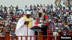 Le nouveau president de la Gambie, Adama Barrow, tient le Coran lors de la cérémonie d'investiture au stade de l'indépendance, à Bakau, en Gambie, 18 février 2017. 