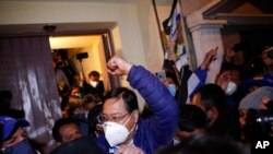  Luis Arce, candidato presidencial del partido Movimiento al Socialismo (MAS), levanta el puño al reclamar la victoria después de las elecciones generales en La Paz, Bolivia, el lunes 19 de octubre de 2020. (Foto AP / Juan Karita)