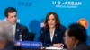 ARCHIVO - La vicepresidenta Kamala Harris, a la derecha, junto al secretario de Transporte, Pete Buttigieg, habla durante una sesión plenaria de la Cumbre Estados Unidos-ASEAN, el 13 de mayo de 2022, en el Departamento de Estado en Washington.