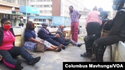 Mfano wa wanaharakati wa upinzani Zimbabwe wakisimamiwa na polisi nchini humo. July 2020. (Columbus Mavhunga/VOA)
