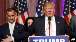 دونالد ترامپ در کنار کوری لواندوسکی در فلوریدا سخنرانی می کند.