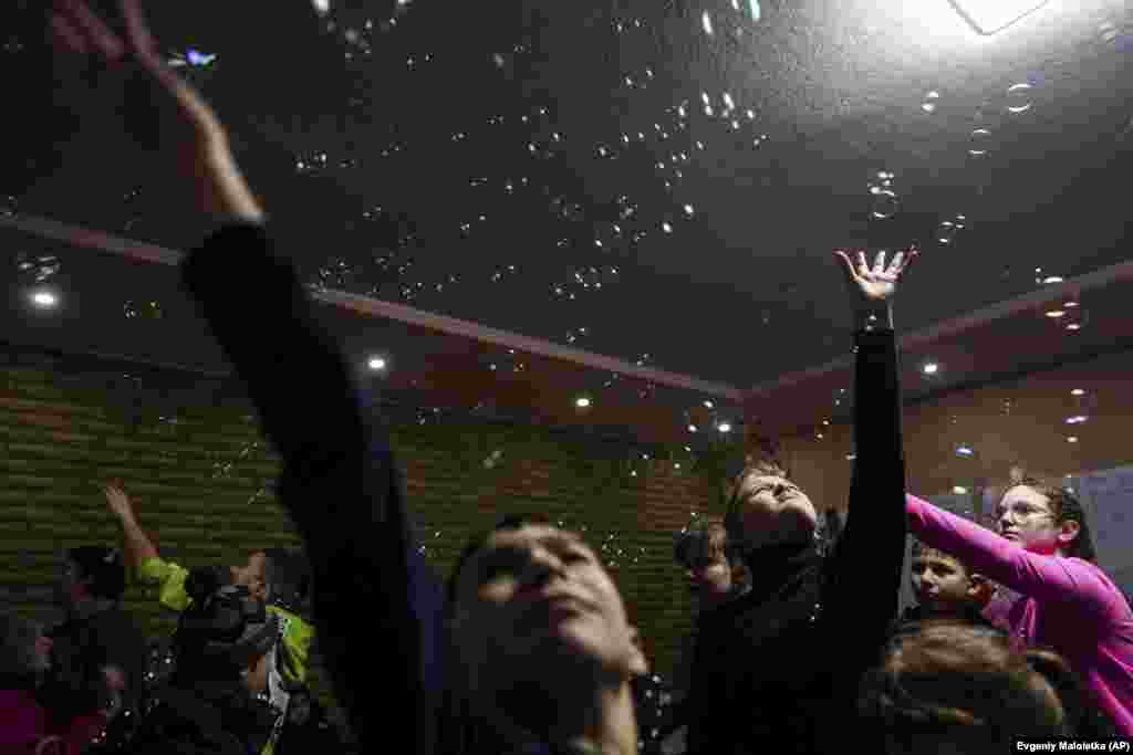 Los deseos de los niños se publican en el sitio web del proyecto. Los donantes, cariñosamente conocidos como "magos", eligen una carta y compran el regalo solicitado para hacer realidad los sueños de ese niño. Posteriormente, los "renos" entregan los regalos.