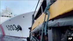 រូបថត​ពី​វីដេអូ​ដែល​ផ្សាយ​ដោយ​កងទ័ព​ហ្វ៊ីលីពីន​បង្ហាញ​​ការ​បះទង្គិច​គ្នា​រវាង​​នាវា​​ផ្គត់ផ្គង់​របស់​ហ្វីលីពីន​និង​នាវា​ល្បាត​របស់​​កងឆ្មាំ​សមុទ្រ​ចិន កាល​ពី​ថ្ងៃ​ទី​២២ ខែ​តុលា ឆ្នាំ​២០២៣។