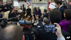 資料照片: 2025年2月28日烏克蘭總統弗拉基米爾·澤連斯基在白宮與美國總統特朗普和萬斯會面。