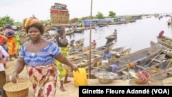 Des mères en pleine activité journalière dans le village de Sô Ava, Bénin, 14 juillet 2017. (VOA/ Ginette Fleure Adandé)