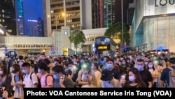 香港反送中運動6-9百萬人大遊行一周年，數以萬計市民響應網上號召，在中環參與”流水式“遊行 （攝影：美國之音湯惠芸）