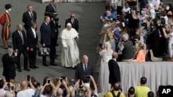 El Papa Francisco llega para su audiencia general, la primera en presencia de fieles desde febrero, cuando comenzó el brote de coronavirus, en el patio de San Dámaso, en el Vaticano, el miércoles 2 de septiembre de 2020.