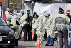 អ្នក​ថែទាំ​អ្នក​ជំងឺ​ធ្វើ​តេស្ត​រក​មេរោគ​កូរ៉ូណា​នៅ​មន្ទីរពេទ្យ University Hospitals កាលពី​ថ្ងៃទី១៦ ខែមីនា ឆ្នាំ២០២០ នៅ​ក្នុង​ក្រុង Mayfield Height រដ្ឋOhio។