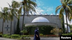 Una monja camina afuera de la Catedral Metropolitana de la Inmaculada Concepción de María en Managua. Nicaragua, 12 de agosto de 2022. REUTERS/Maynor Valenzuela
