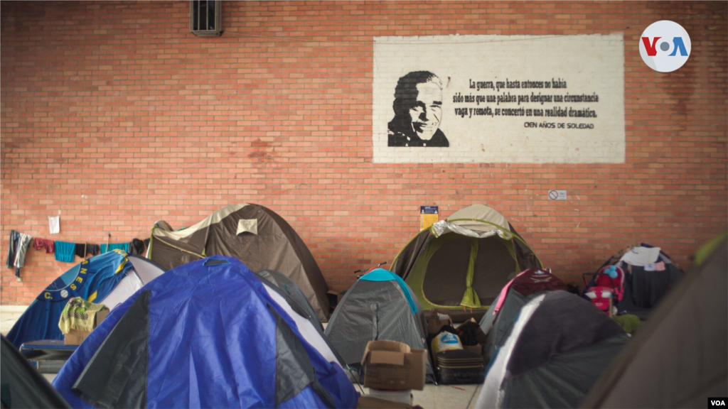 En pequeñas canoas los migrantes venezolanos cruzan diariamente el Río Arauca, para reabastecerse de alimentos, medicinas y resguardarse de las agresiones por los enfrentamientos entre la Guardia Bolivariana y las disidencias de las guerrillas colombianas