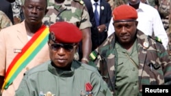 Le chef de la junte militaire Moussa Dadis Camara avec son aide de camp, le lieutenant Aboubakar "Toumba" Diakité, à droite, à Conakry, le 2 octobre 2009.