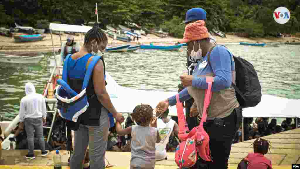 En las playas de Capurganá, en la frontera con Panamá, las familias de migrantes se reúnen para ultimar los detalles antes de iniciar la travesía por el Tapón del Darién.