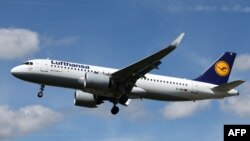 یک هواپیمای شرکت لوفت‌هانزا در حال پرواز (آرشیو)