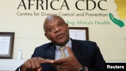 John Nkengasong, directeur des Centres de contrôle des maladies pour l'Afrique, s'entretient avec des journalistes au siège de l'Union africaine à Addis-Abeba, en Éthiopie, le 11 mars 2020.