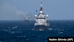 Турецький військовий корабель TCG Turgutreis разом з фрегатами з Канади, Туреччини, Італії та Румунії під час навчань НАТО у Чорному морі поблизу порту Констанца, Румунія, 16 березня 2015 року. (AP)
