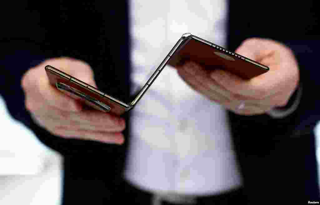 نمایش یک مدل جدید موبایل شرکت هواوی میتا ایکس در نمایشگاه در شهر بارسلونا اسپانیا