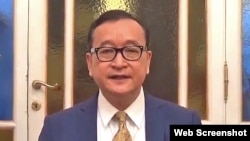 រូបឯកសារ៖ លោក សម រង្ស៊ី ប្រធានស្តីទី​គណបក្ស​សង្គ្រោះជាតិដែល​ត្រូវបាន​តុលាការ​រំលាយ ថ្លែង​ទៅកាន់អ្នកគាំទ្រគណបក្សតាមរយៈវីដេអូបង្ហោះតាមប្រព័ន្ធអ៊ីនធឺណិត ពីប្រទេសអ៊ីតាលី កាលពីថ្ងៃទី៣០ ខែតុលា ឆ្នាំ២០១៧។ (រូបដកស្រង់ពីវីដេអូ)