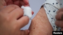 Una mujer en el momento de ser inoculado, como parte de la campaña de vacunación contra la gripe, en Santiago de Chile, el 5 de abril de 2021.