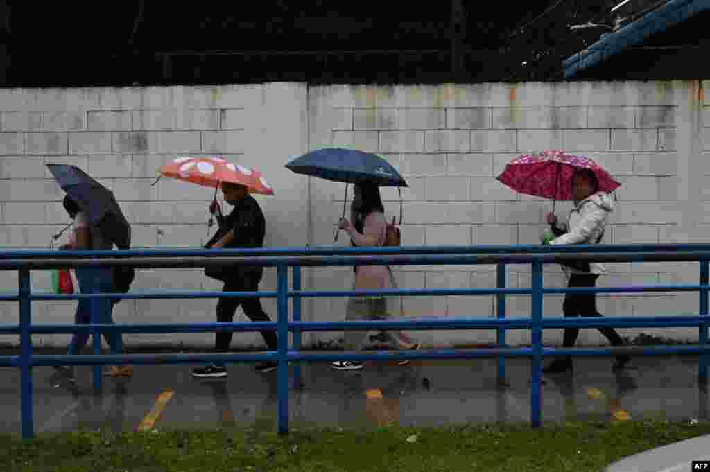 La presidenta Xiomara Castro dijo que se habían activado los servicios de emergencia para hacer frente a los "daños ya causados ​​por las lluvias", advirtiendo que los impactos de Sara "podrían convertirse en un evento catastrófico".