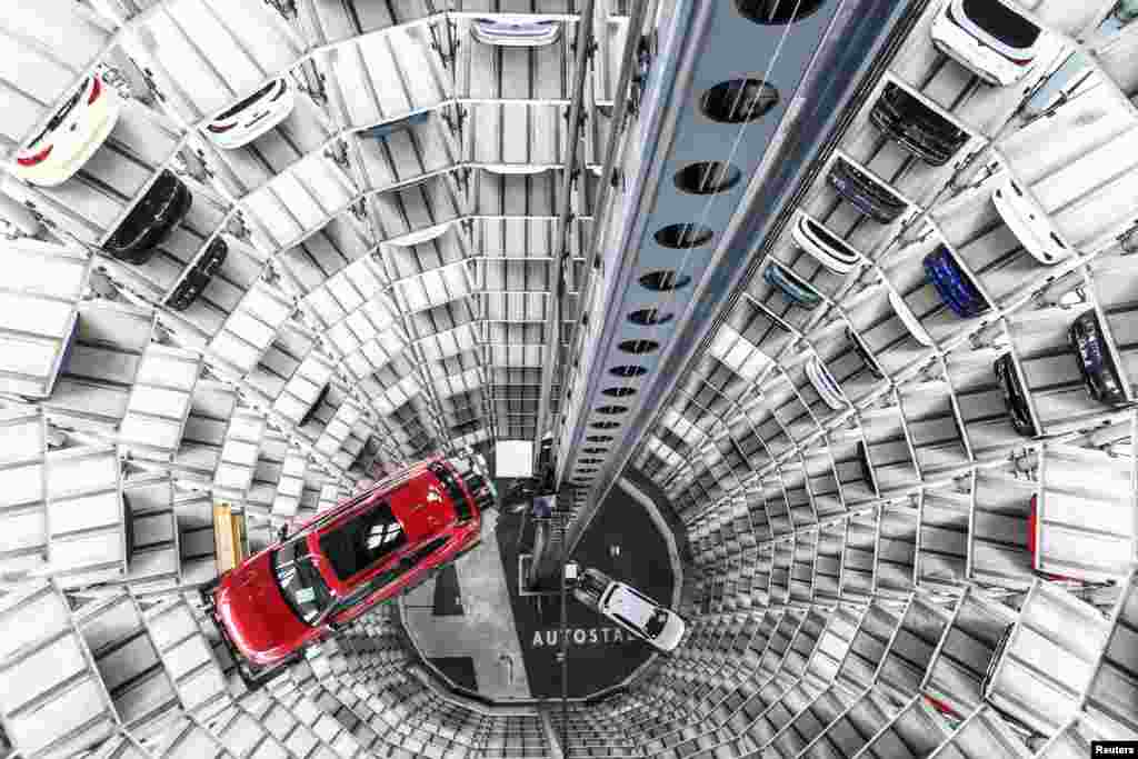 An'anaviy matbuot anjumanida "Volkswagen" avtomobillari, Volfsburg, Germaniya. 