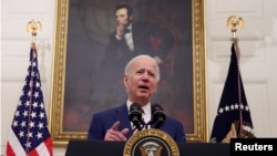 El presidente de los Estados Unidos, Joe Biden, antes de firmar sendas órdenes ejecutivas para ayudar a las familias que han quedado desempleadas en la pandemia y para elevar el salario mínimo a los trabajadores federales, el 22 de enero de 2021..