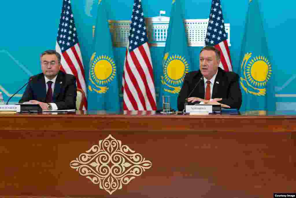 2-fevral kuni AQSh Davlat kotibi Mayk Pompeo Nur-Sultonda Qozog'iston Prezident Qosim-Jo'mart Tokayev, Tashqi ishlar vaziri Muxtor Tleuberdi bilan muloqot qildi. Pompeo Ameriika elchixonasida ham bo'ldi. Uyg'ur oilalar bilan ham uchrashdi. AQSh Qozog'iston va qo'shni davlatlarni Xitoyga biror uyg'urni topshirmaslikka chaqirmoqda.
