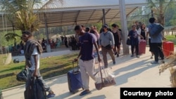 ဒီမိုကရေစီအကျိုးပြု ကရင်တပ်မတော် DKBA ထိန်းချုပ်ရာဒေသတွင်း တရားမဝင်လောင်းကစားရုံတွေမှာ အလုပ်လုပ်နေကြတဲ့ နိုင်ငံခြားသားတွေကို DKBA အဖွဲ့က ရှာဖွေပြီး ထိုင်းနိုင်ငံဘက်ကို လွှဲပြောင်းပေးစဥ်။ (ဓာတ်ပုံ-DKBA/ဖေဖော်ဝါရီ ၁၂၊ ၂၀၂၅)