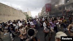 Shimoldagi Taiz viloyatida esa aholi hutilarga va sobiq prezident Solihga qarshi isyon ko'targan. Bunga javoban Solihning odamlari o't ochib, kamida to'rt kishi halok bo'lgan. Yaradorlar bor.