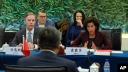 美国商务部长吉娜·雷蒙多(Gina Raimondo)2023年8月28日在北京与中国商务部长王文涛举行双边会谈。（媒体联访照片）