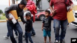 Mladi imigranti stižu sa roditeljima u katoličku humanitarnu organizaciju RGV, 19. juna 2018. u Teksasu.