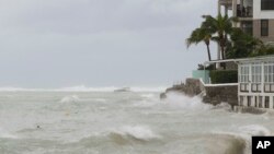 Un barco amarrado mientras el huracán Beryl pasa por Oistins, Barbados, el 1 de julio de 2024.