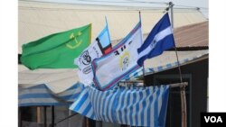 Bendera za vyama vya siasa Tanzania. Picha na VOA/Egberth Alfred