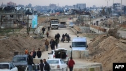 ༢༠༢༥ ཕྱི་ཟླ་ ༢ ཚེས་ ༩ ཉིན་ཕ་ལེ་སི་ཐན་པ་སྐྱབས་བཅོལ་བ་རྣམས་ནེ་ཛ་རིམ་འགག་སྒོ་བརྒྱུད་ནས་གྷཱ་ཛ་བྱང་ཕྱོགས་སུ་འགྲོ་བཞིན་པ།