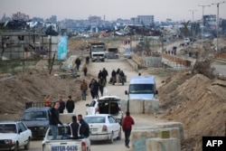 ชาวปาเลสไตน์ที่พลัดถิ่นเดินทางข้ามระเบียงเน็ตซาริม เพื่อกลับไปยังพื้นที่ภาคเหนือของฉนวนกาซ่า เมื่อ 9 ก.พ. 2568