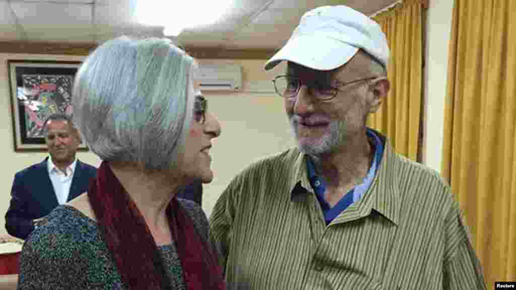Kubada besh yillik qamoqdan so'ng ozodlikka chiqqan AQSh fuqarosi Alan Gross rafiqasi bilan, 17-dekabr, 2014-yil.