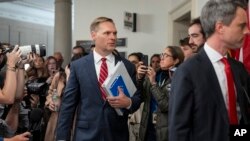 Predstavnik predsjedavajućeg Etičkog odbora Predstavničkog doma, Michael Guest, u sredini, stiže na sastanak Etičkog odbora Predstavničkog doma na Capitol Hillu u Washingtonu, 20. novembra 2024. godine.