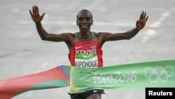 Eliud Kipchoge wa Kenya akimaliza marathon Rio de Janeiro, Brazil, Aug 21, 2016.